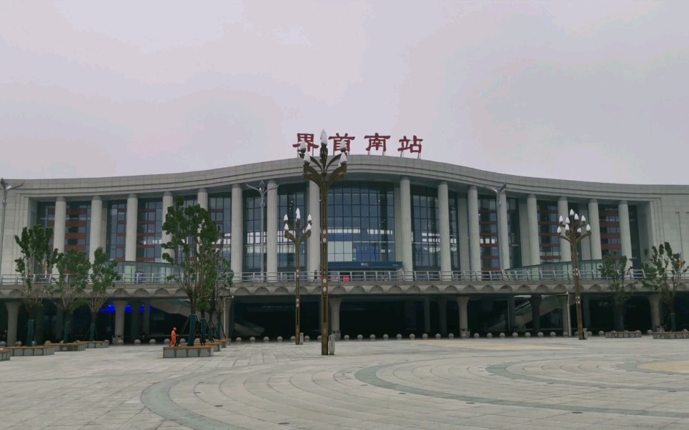 实拍高铁界首南站今天从这去临泉小伙连呼几声太快啦