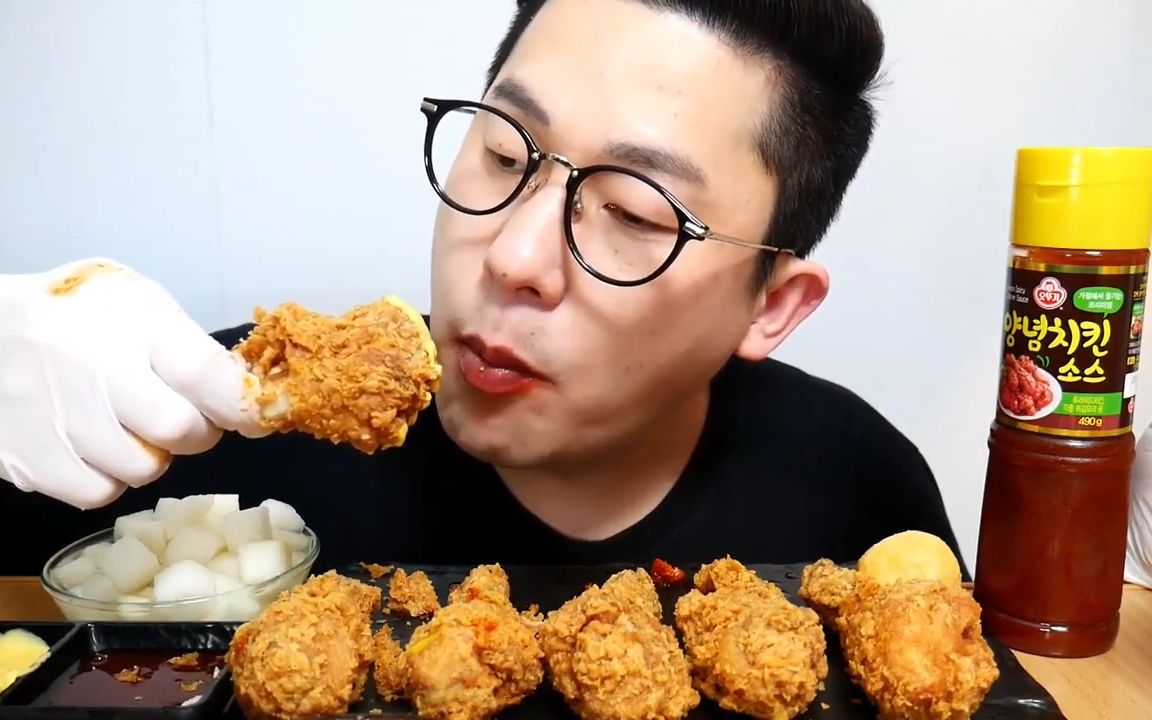 韩国吃播garma吃炸鸡腿配超辣韩国辣酱w