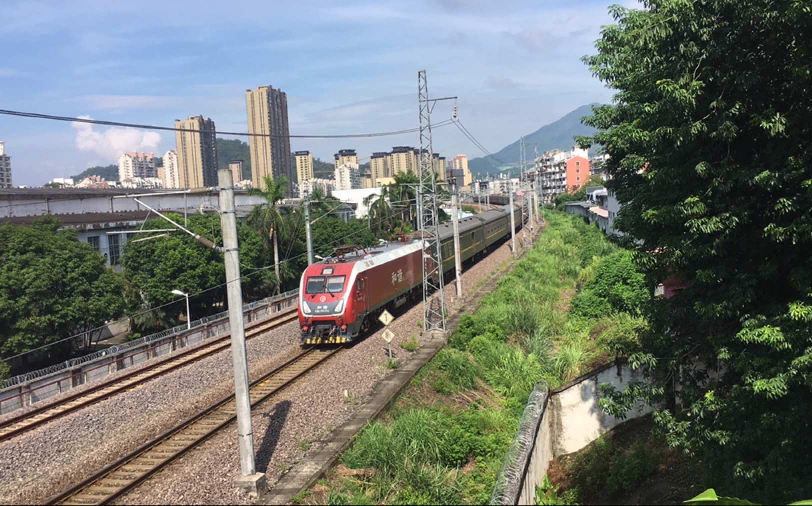 hxd1d紅棗牽引大破車k70次(青島~福州)25g車底昌福下行線緩慢進福州站