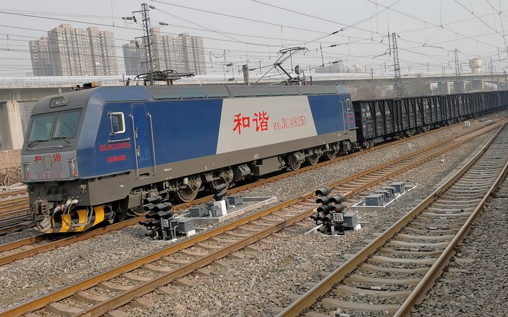 20201226_131843 陇海线 西局新段hxd3ca-8251牵引敞车咸阳站1道通过