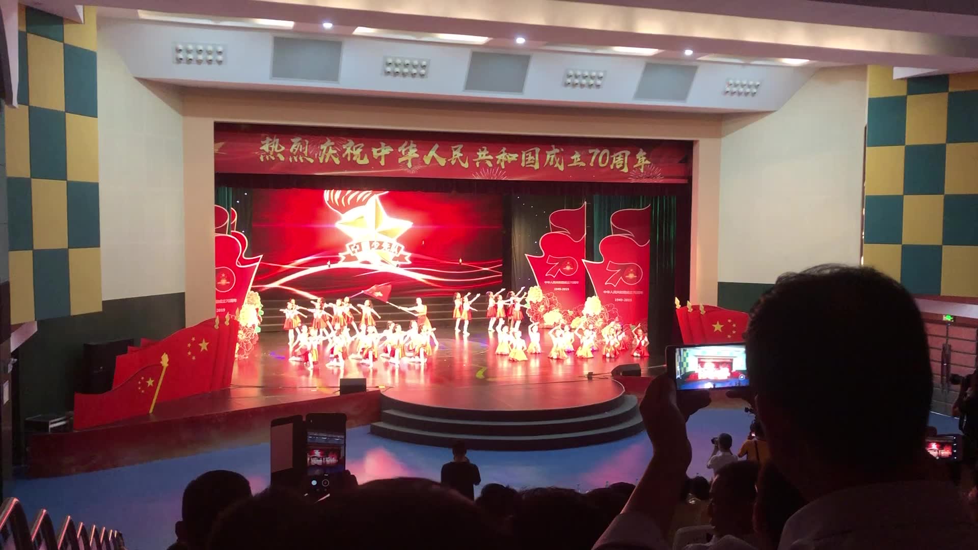 [图]西安市小天鹅艺术团表演的《中国少年先锋队队歌》