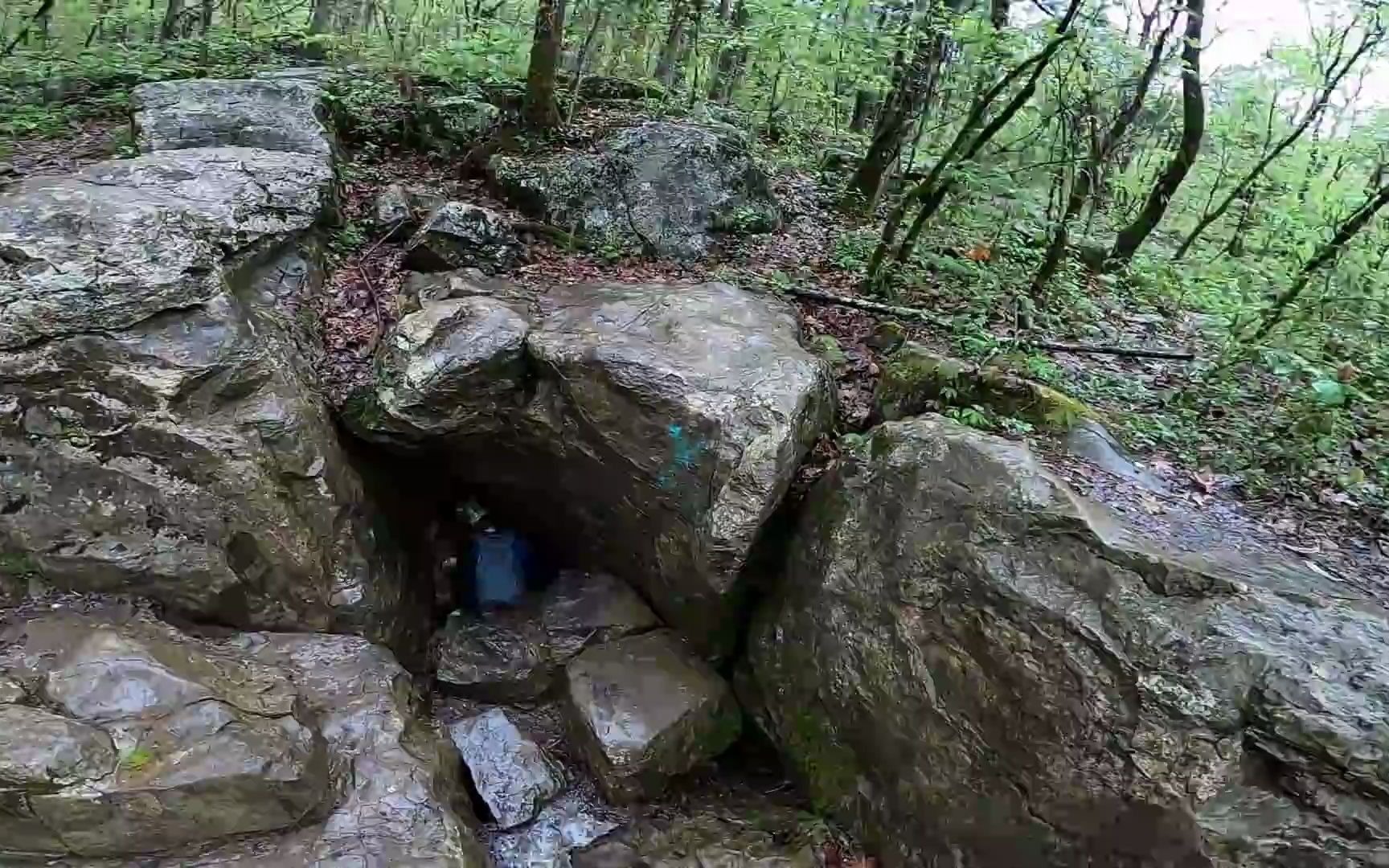 幽闭恐惧症患者爬进火山室佩蒂-约翰斯的洞穴