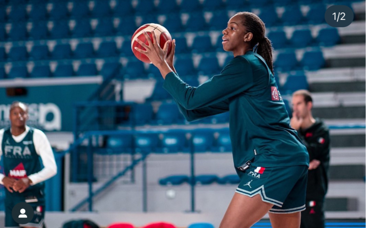 法国女篮小将马隆加,轻轻松松扣篮秀