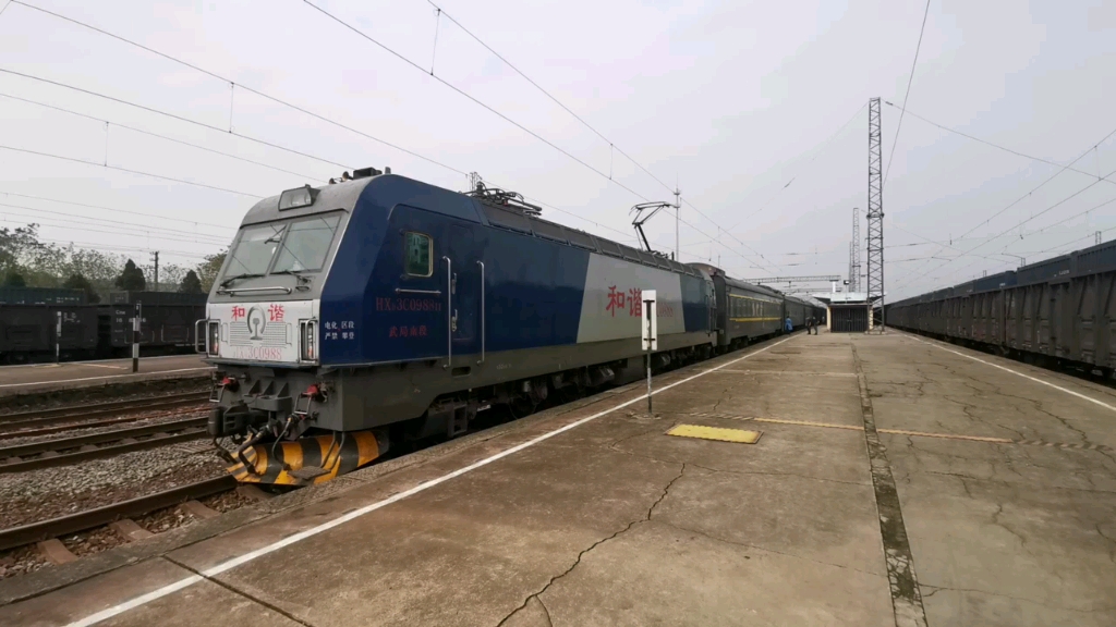 武局南段hxd3c-0988牵引k1255(成都东→温州)停靠向塘站