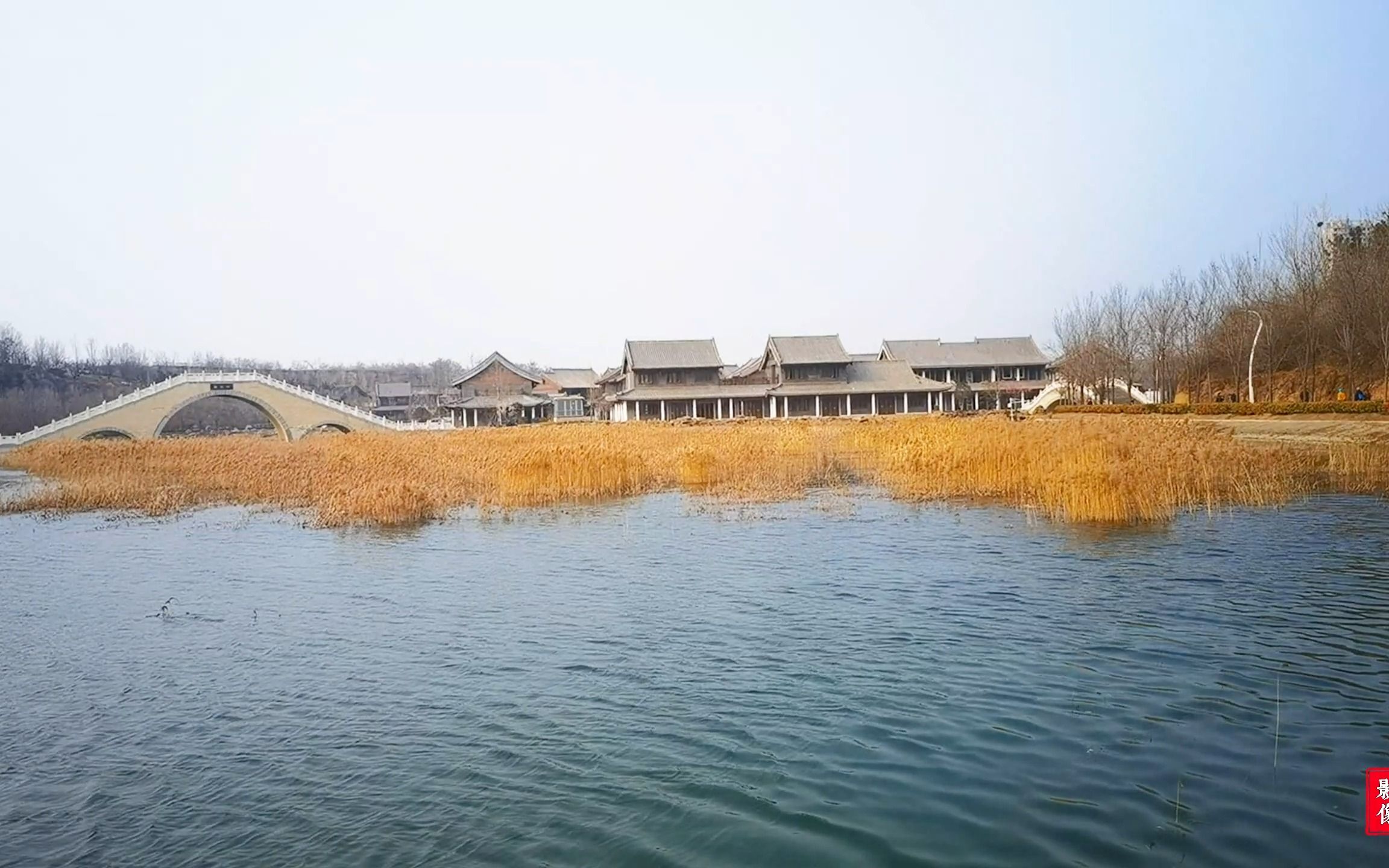 郑州贾鲁河综合治理成效显著,河两岸景色怡人,明伦岛的古建筑是亮点