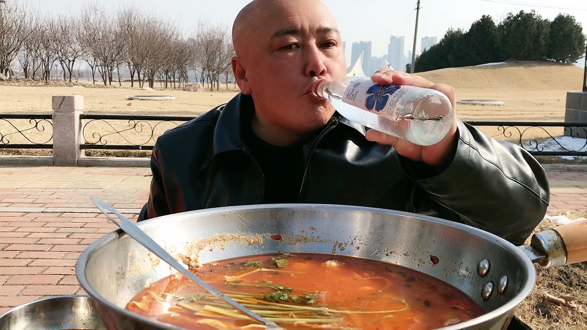 涮羊肉汆丸子喝一斤白酒,最后晒收益,交税900,喝一个