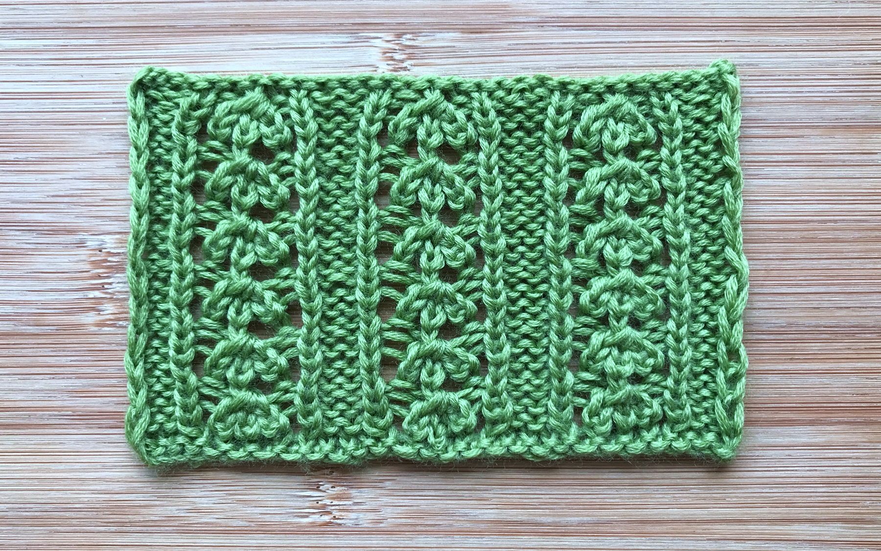 轻描编织精致立体的三叶草花样简单简洁织开衫真漂亮