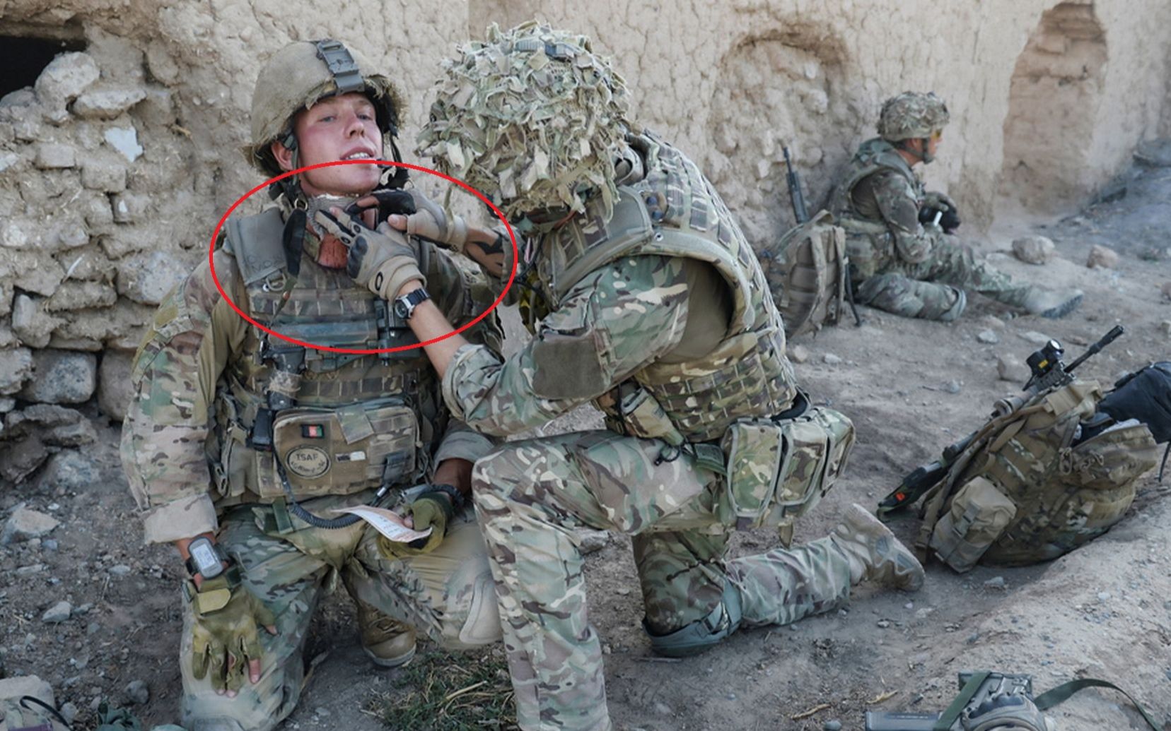 士兵中弹后还能活蹦乱跳?快别逗了,一发就能让你瘫软!