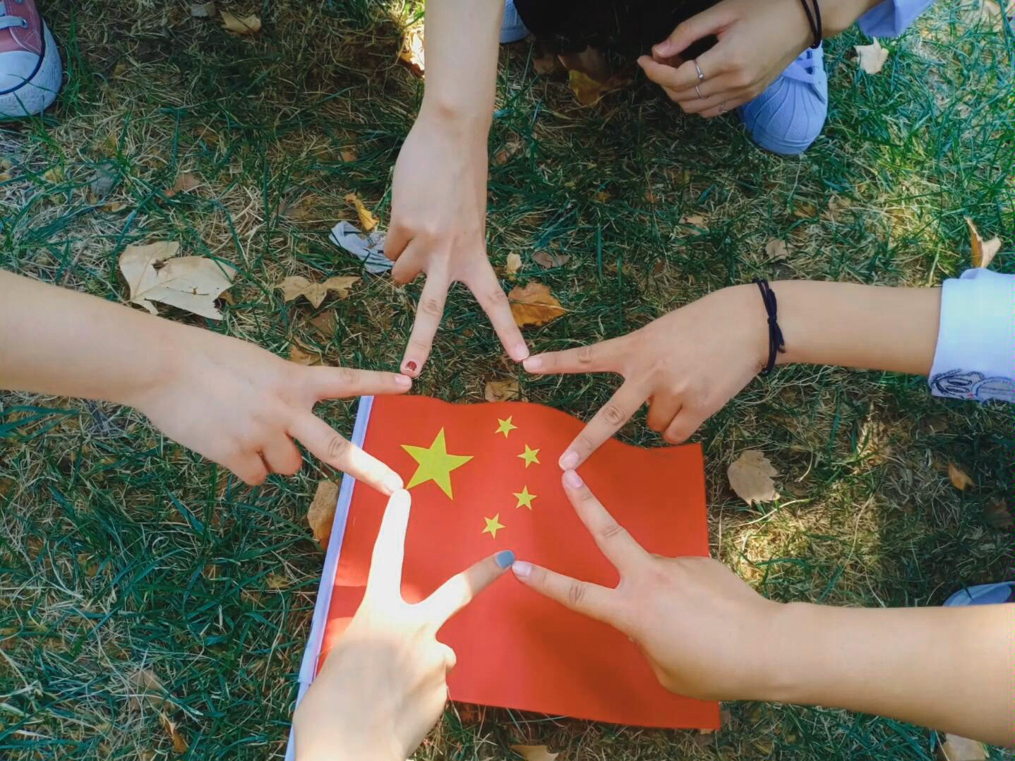 [图]【我和国旗合个影】烟台南山学院祝祖国七十周年生日快乐！