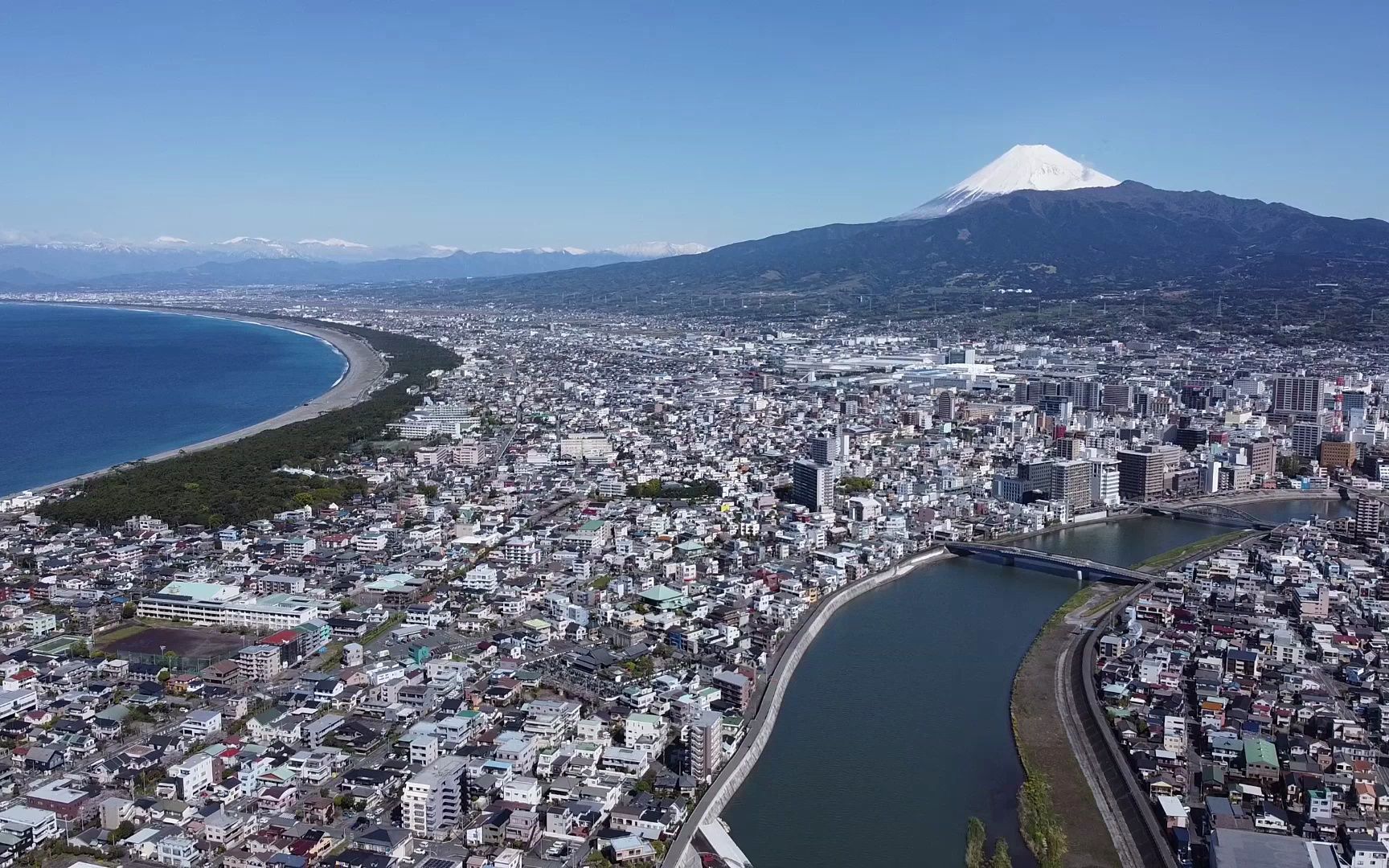 航拍静冈市城市,骏河湾,富士山