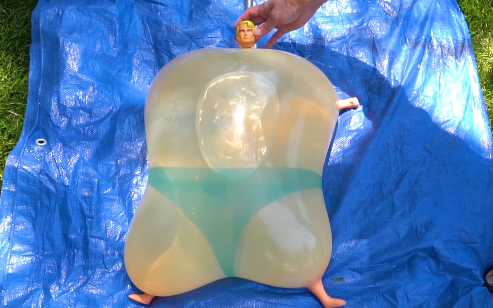 将100升水灌进橡胶人体内会怎样老外亲测橡胶人撑死我了