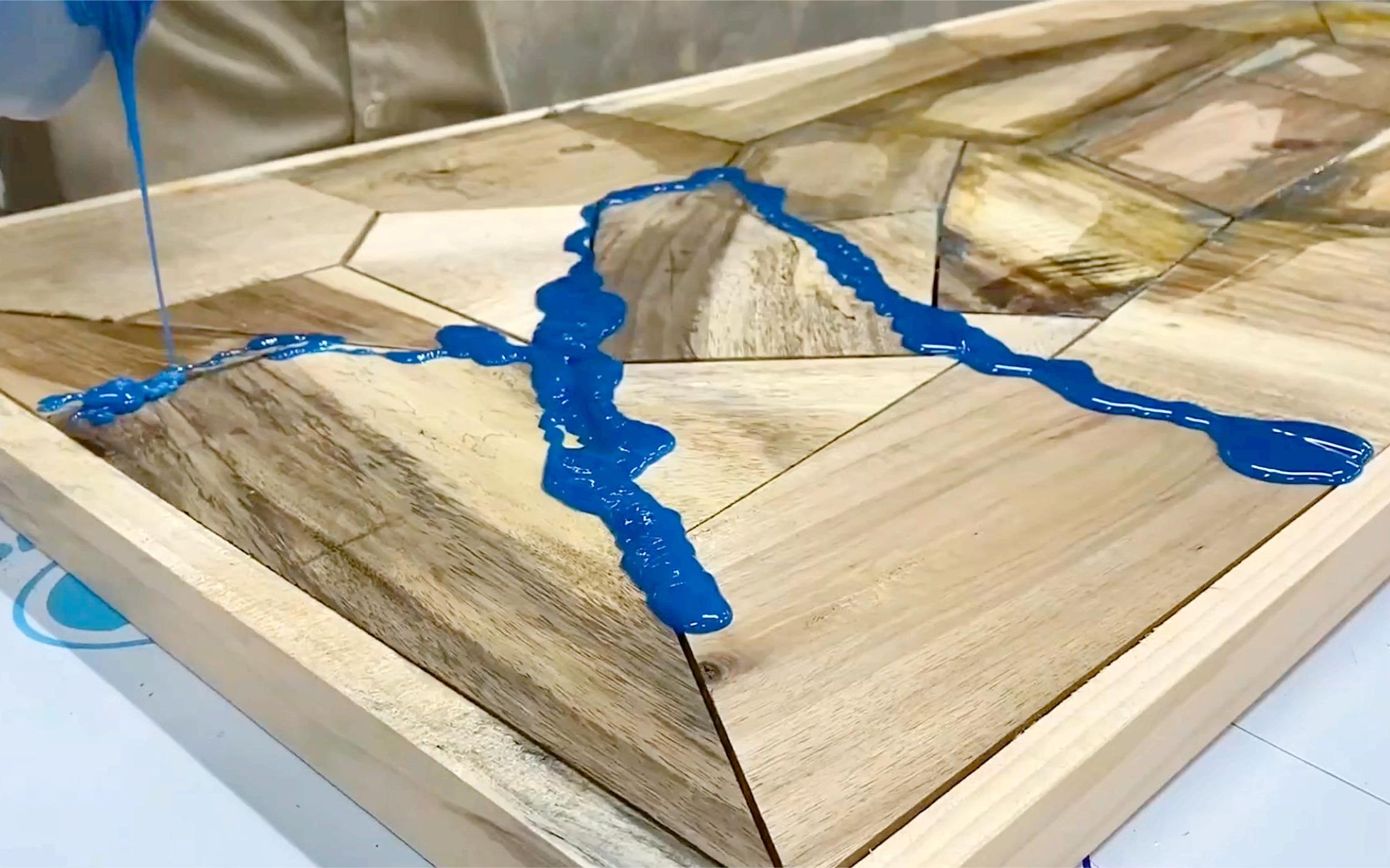 废弃的板材你别扔,教你做环氧树脂桌,成品太美轻松卖3000