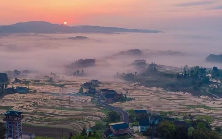 重庆南川梯田如画 重庆南川盐井梯田似明镜 夏天,重庆南川盐井梯田,云雾缭绕,大地的掌纹层层叠叠如梦似幻!这样绝美的乡村梯田你爱了吗?哔哩哔哩...