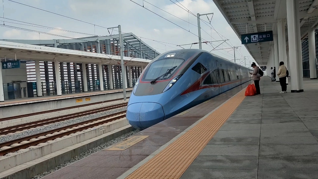 新一代的250km级别动车组,蓝妹妹和蓝暖男都挺帅