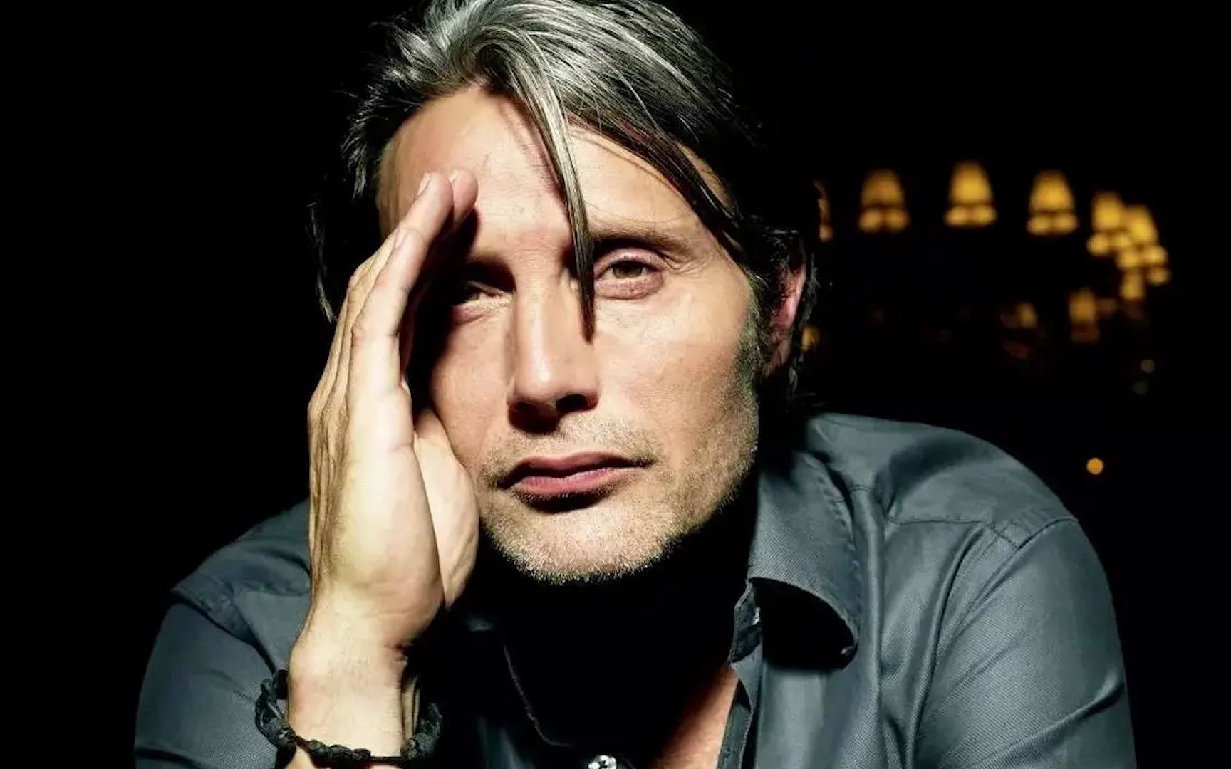 "拔叔"麦斯·米科尔森的颜值变化,棱角分明的脸庞,阴郁的气质,清冷而