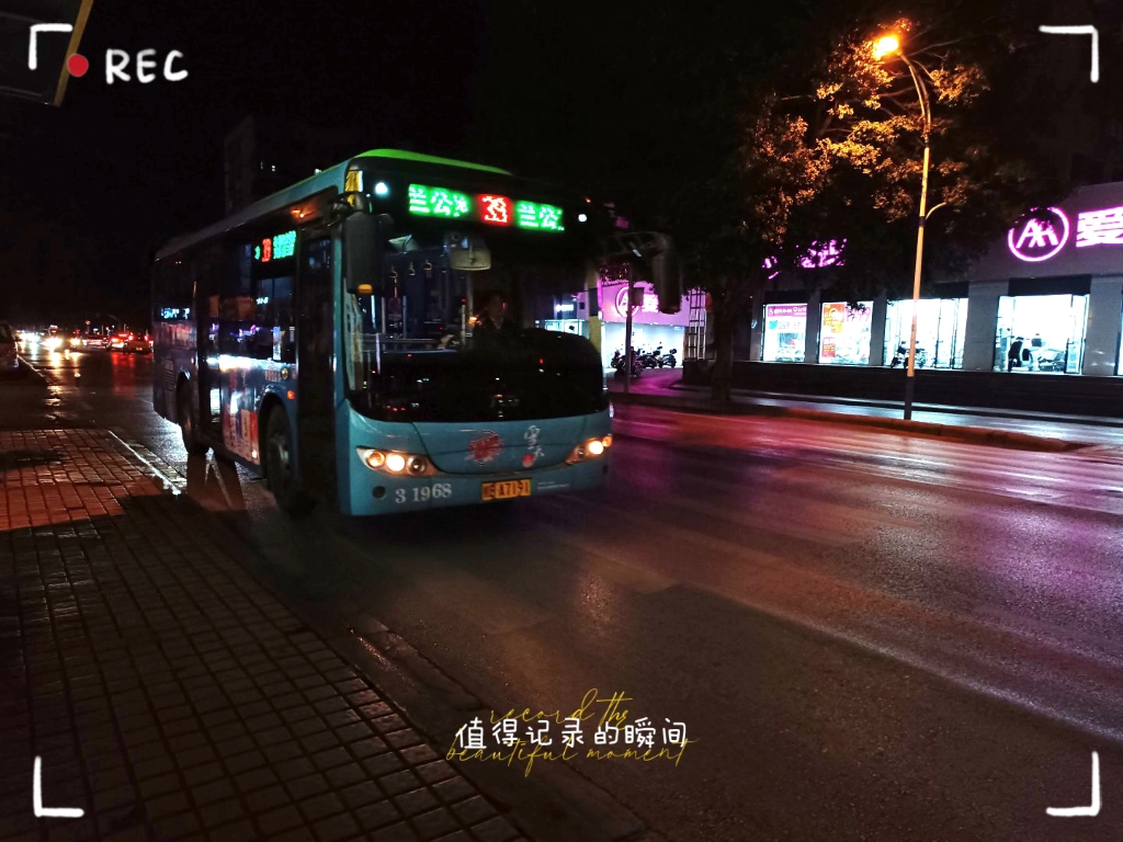 夜晚的城市公交车