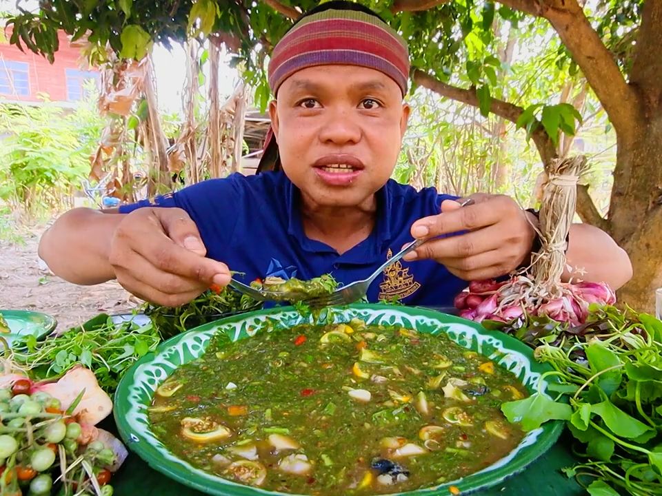 泰国兵哥吃泰式青苔配上泰国当地蔬菜