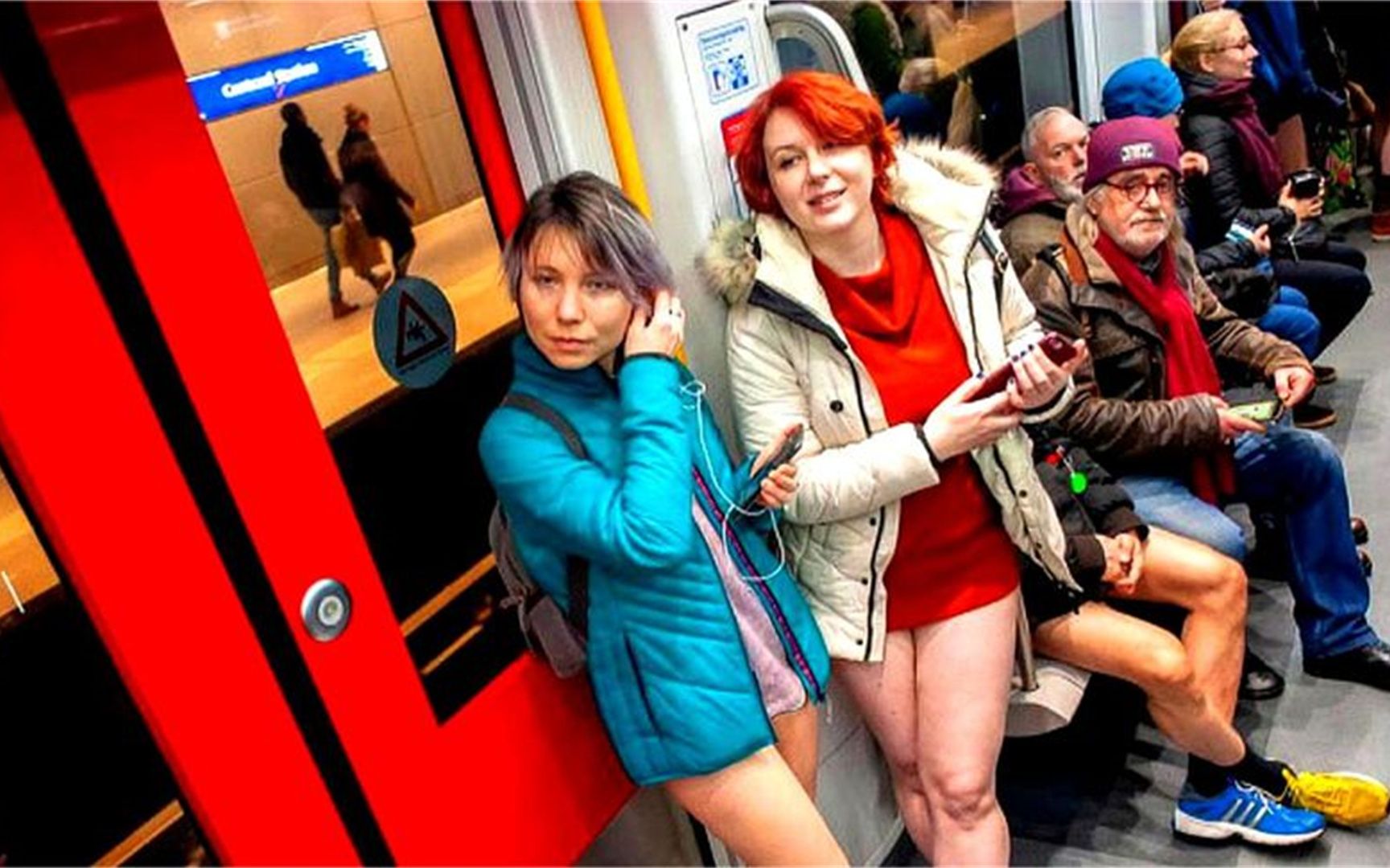 荷兰女人到底有多开放?瞧瞧地铁里发生的一幕,真是解放天性了