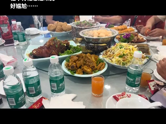 尴尬了 吃饭遇到粉丝了
