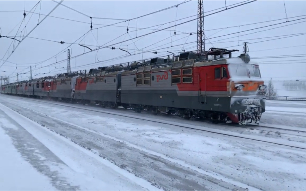 奔跑在西伯利亚铁路上的列车 冰天雪地