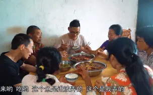 Скачать видео: 姐姐回来了，做一道拿手菜毛血旺招待，麻辣鲜香，一家人吃得真过瘾