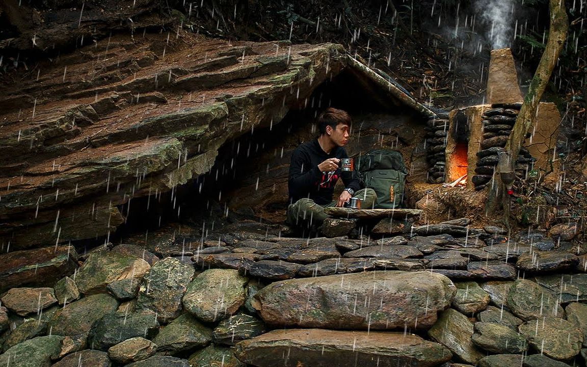 森林里的卧榻岩石,把它用来打造庇护所,窝在里面打雷下雨都不怕哔哩哔哩bilibili