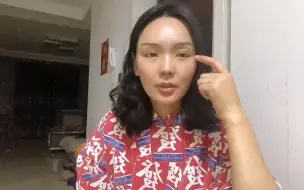 Tải video: 妹子刚回老家一天就焦虑不安，为了给女儿凑手术费，忙活一天借钱