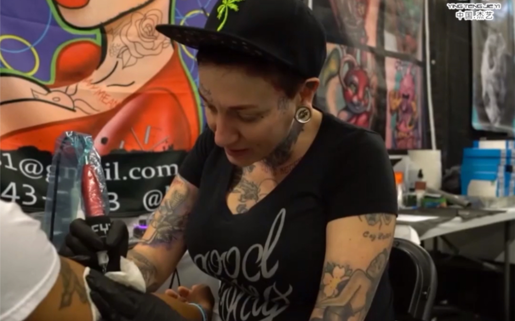 国外著名纹身师:女师傅做写实 是相当厉害啊#杰艺纹身器材 ##纹身刺青