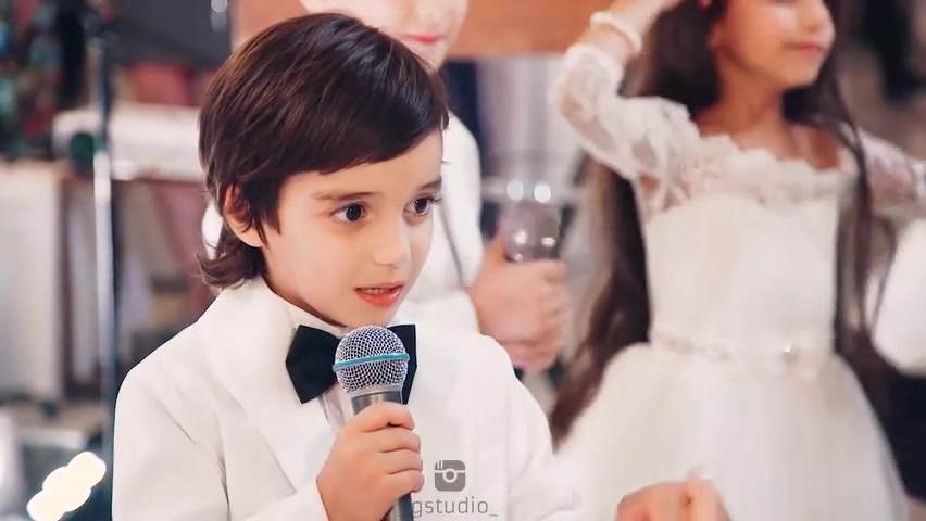 祝姐姐幸福可爱的三兄妹为新婚的姐姐演唱yuliamaiermilalina