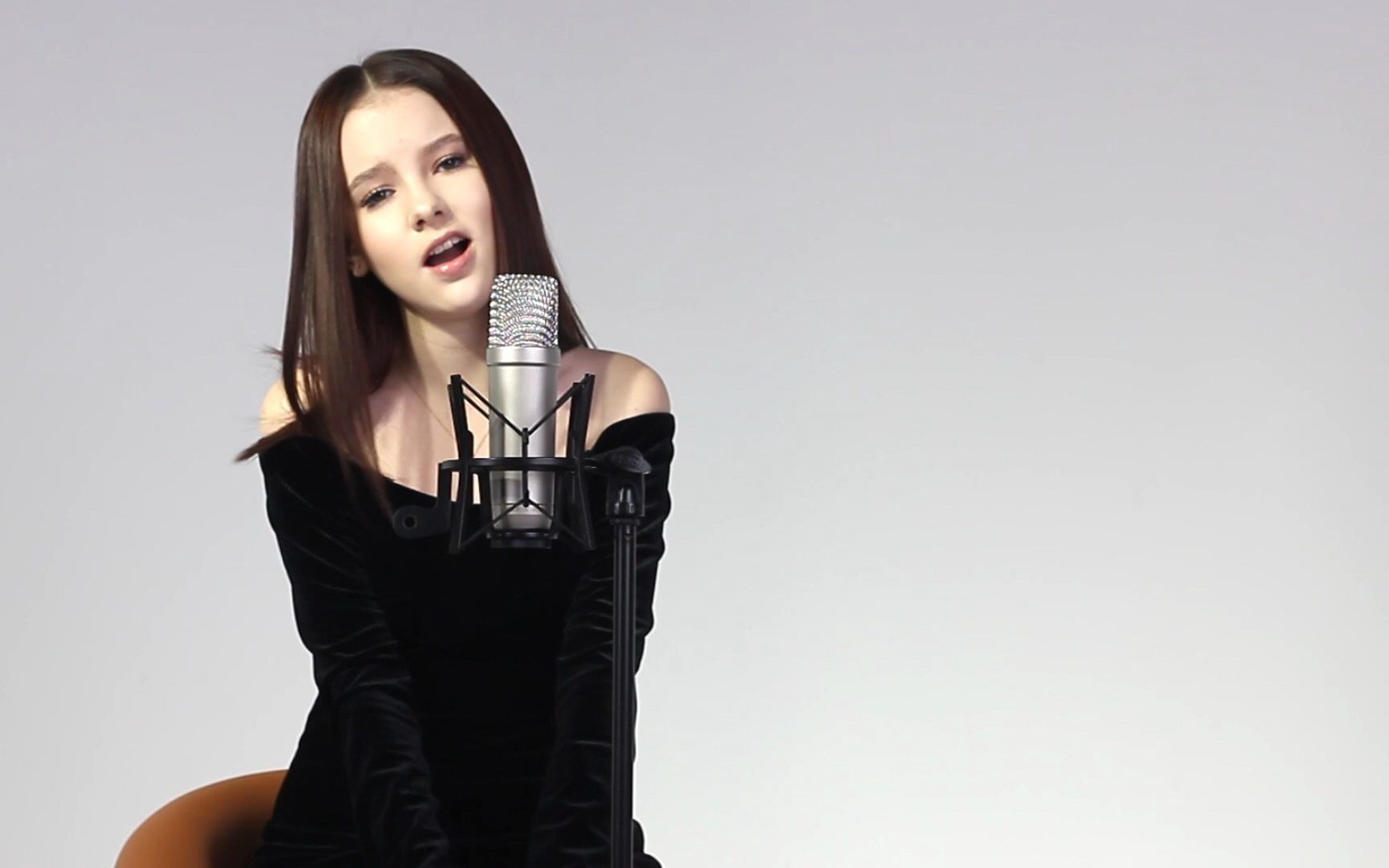 [图]【丹妮莉娅】Faouzia | Tears of gold | (Cover by Daneliya Tuleshova)