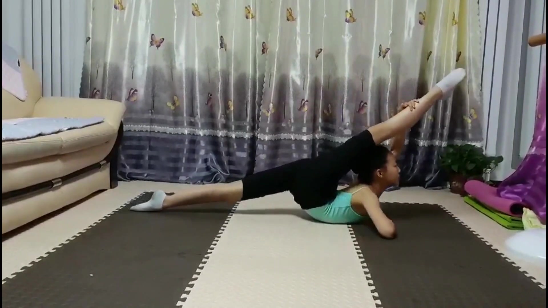 你会舞蹈基本功-趴下搬后腿同时竖叉吗?快来和小妞一起练习吧