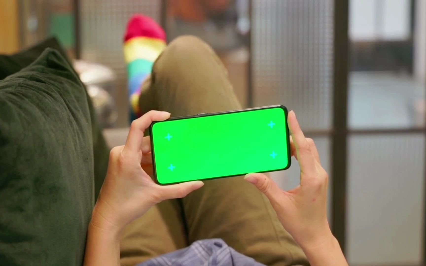 绿幕抠像高清免费视频手机剪辑素材躺着玩手机玩游戏