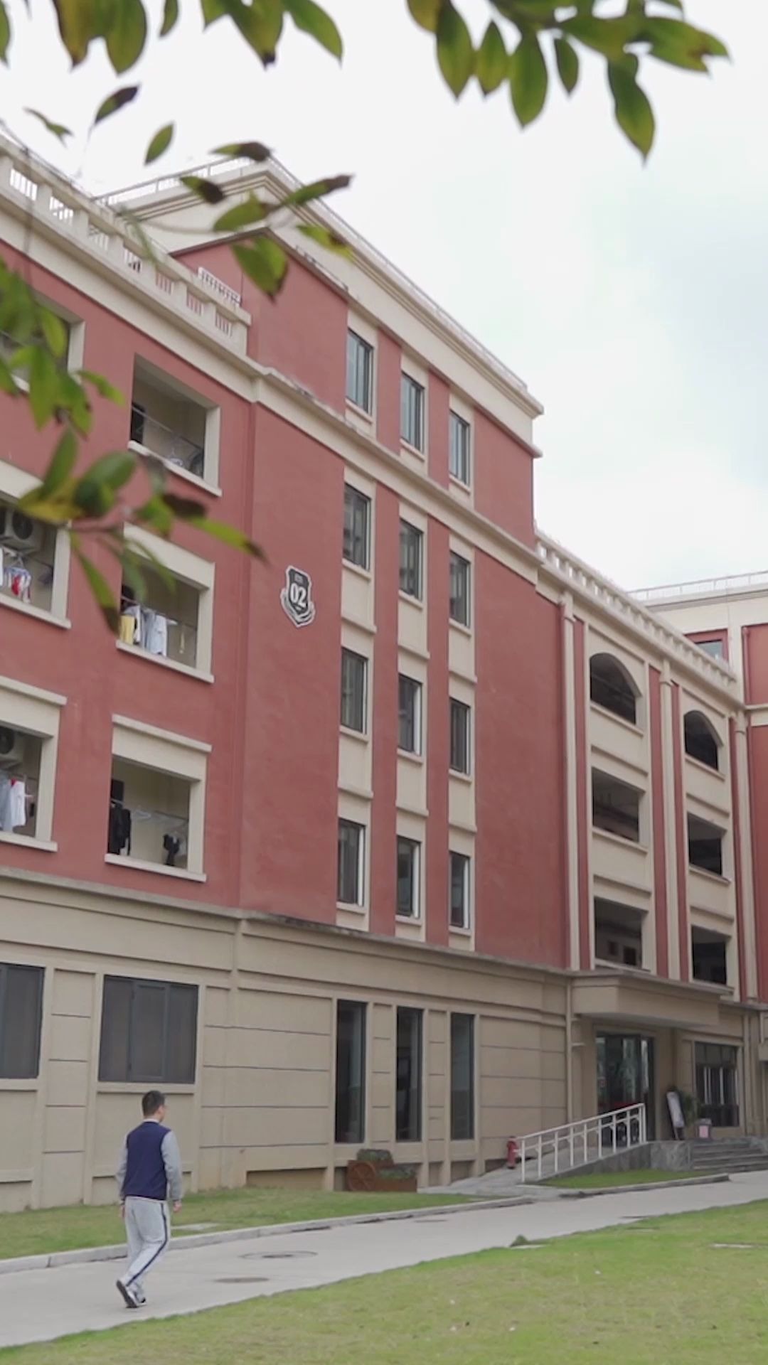 一所私立学校的学生寝室是怎么样子的?