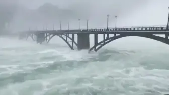 Descargar video: 旅游时叫人家千岛湖，泄洪了就叫人家新安江水库，卖钱的时候叫农夫山泉[捂脸]