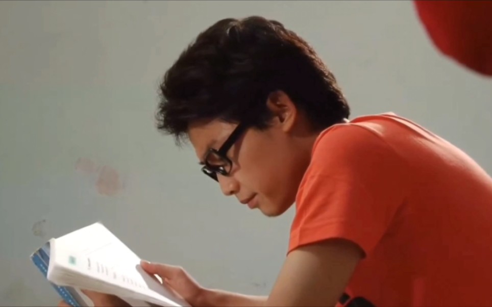 毛骗爱看书的黎伟