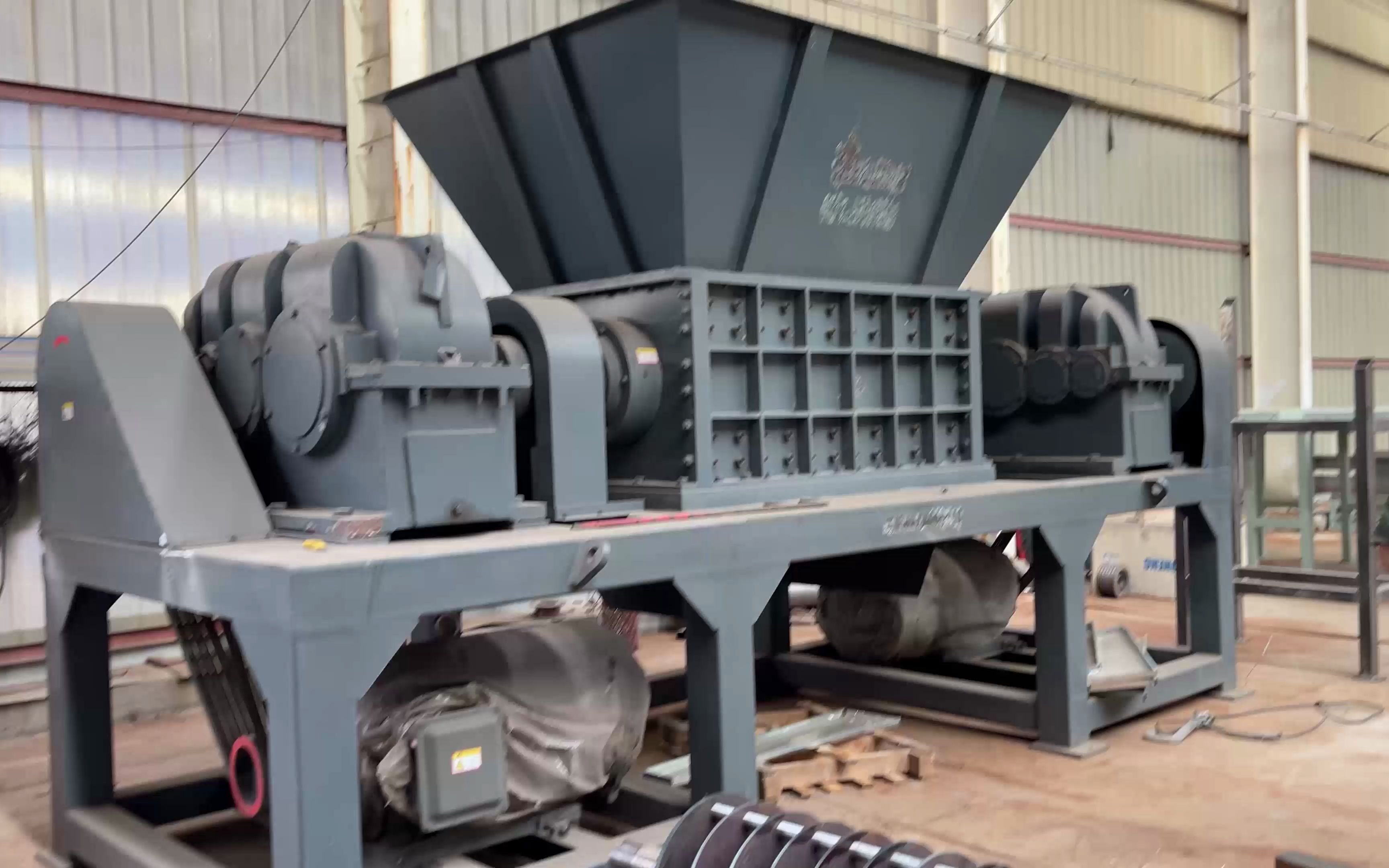 大型双轴撕碎机适合各种物料破碎粉碎