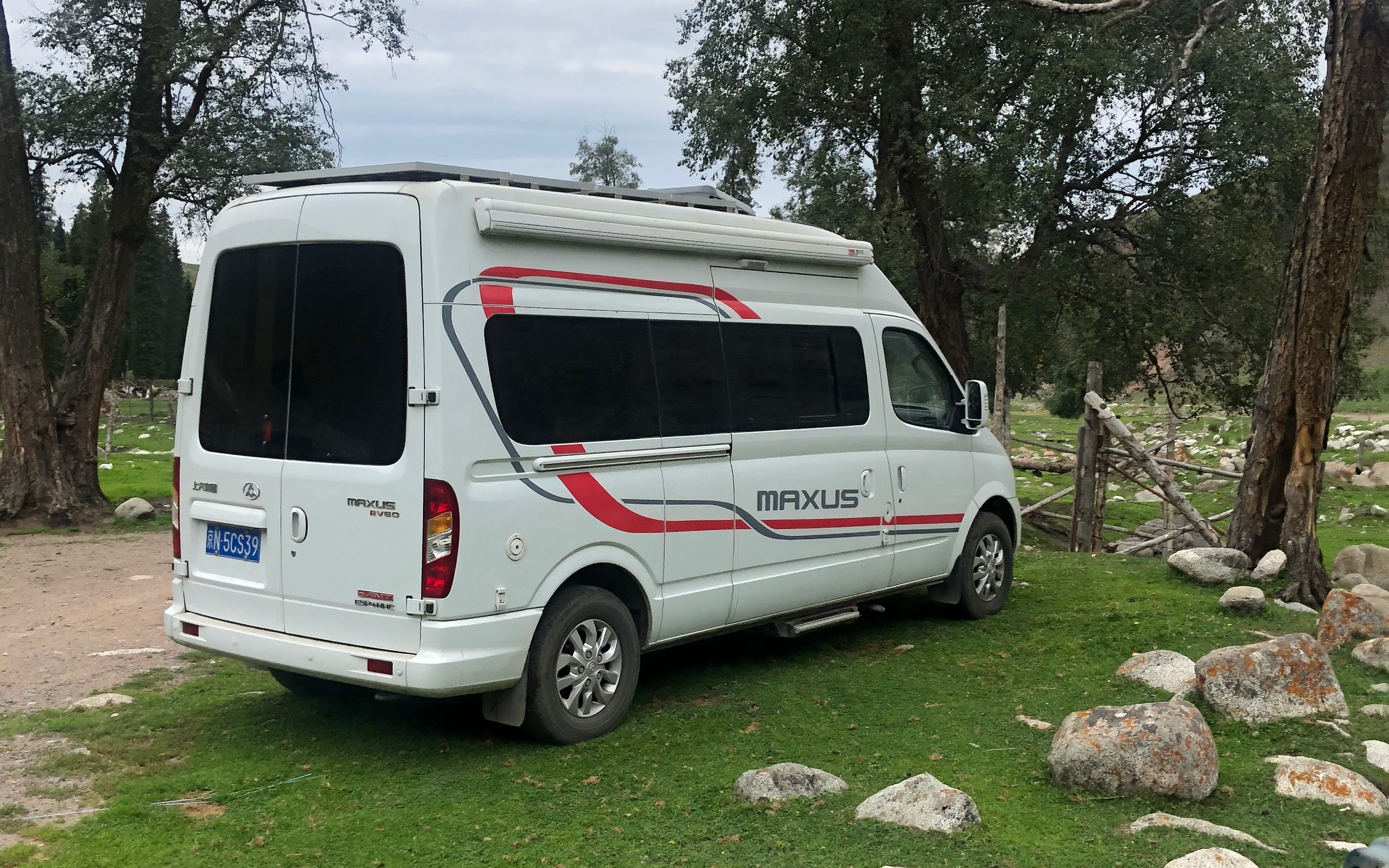 房车来到琼库什台第二天遇上下雨天背上物资去见冬子哥