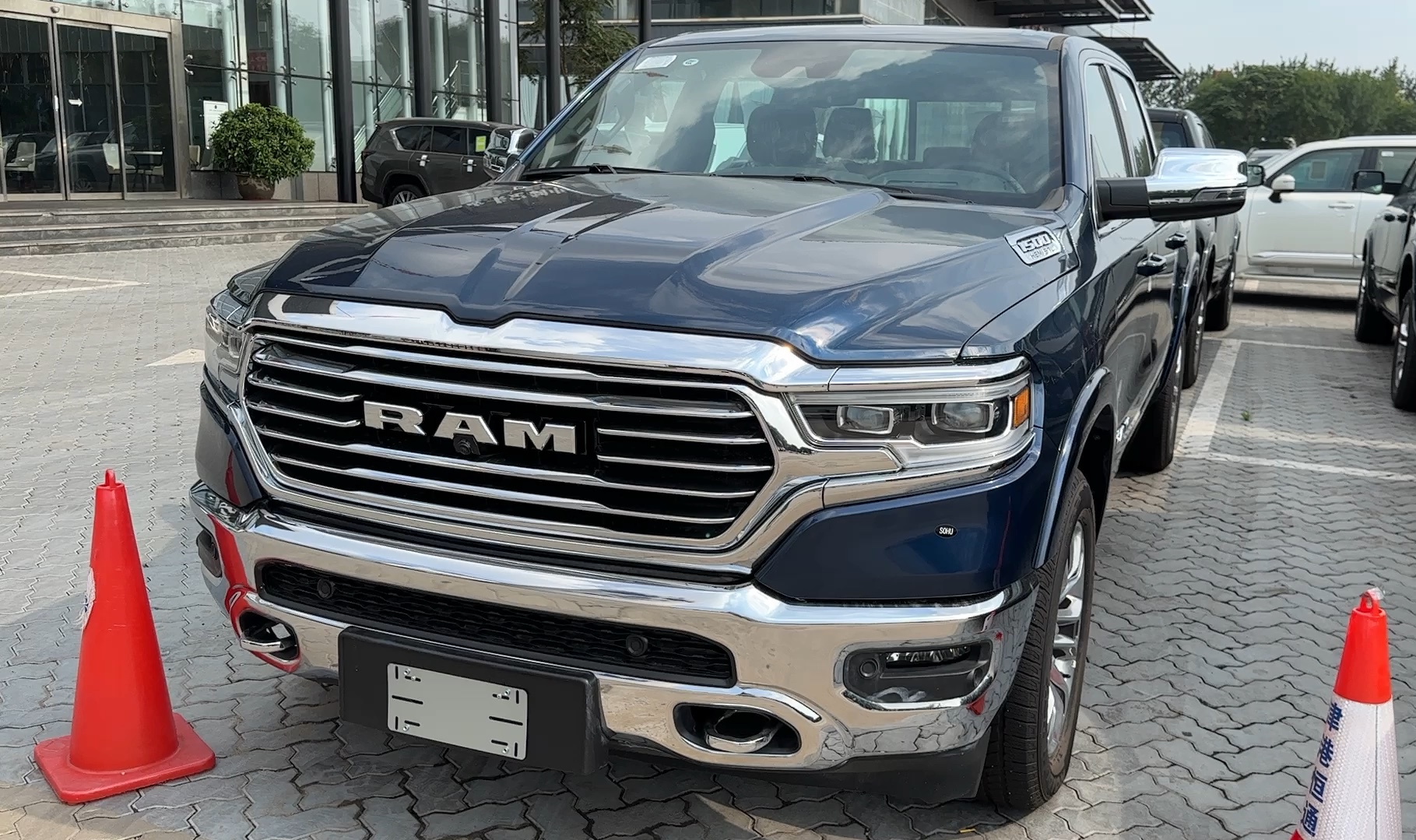 中东版23款道奇公羊长角号5.7l带底升122升油箱四六开尾门仅50多w