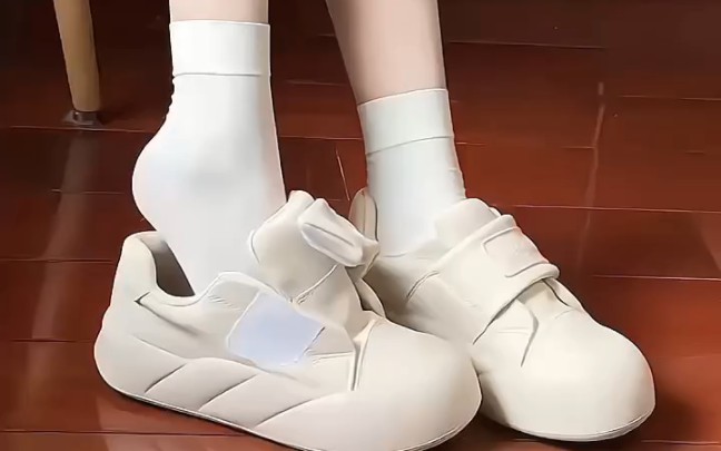 拖鞋搭配小白袜 新年穿新鞋