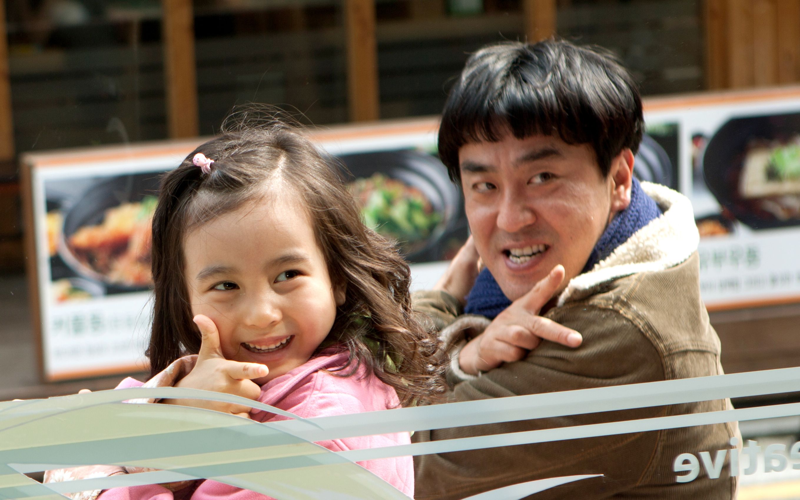 韩国催泪电影《七号房的礼物》,傻爸爸被冤入狱,女儿装箱进牢房陪伴