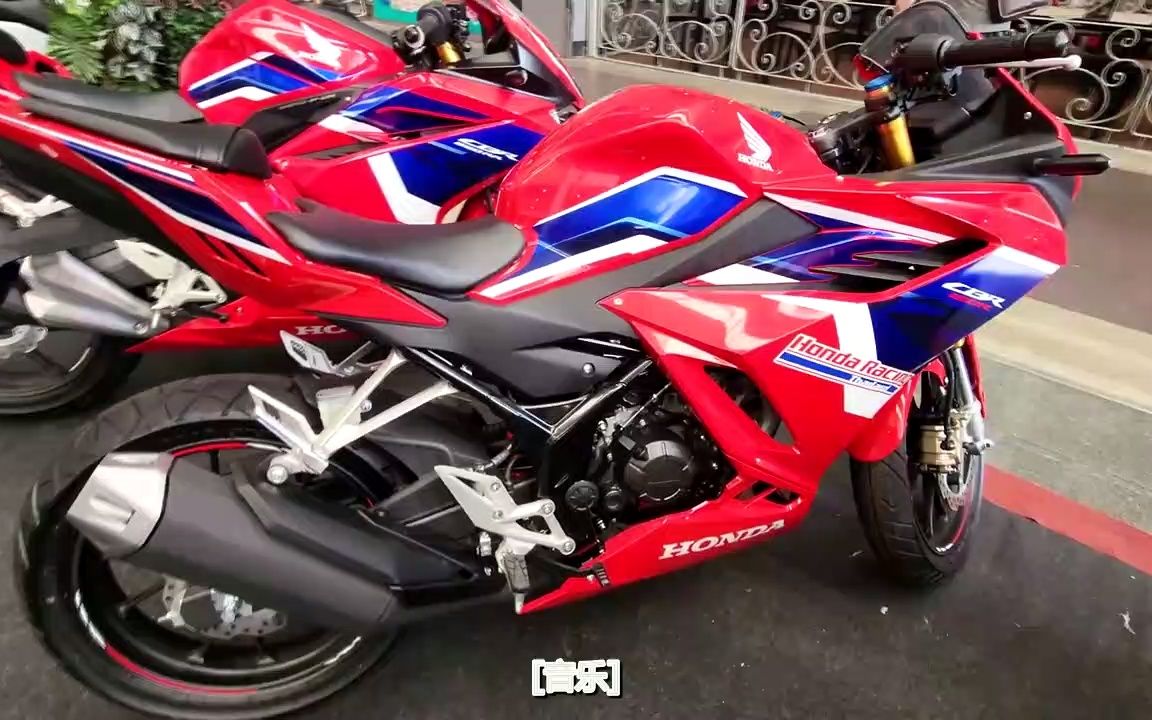 拥有全新三色红的本田cbr150r