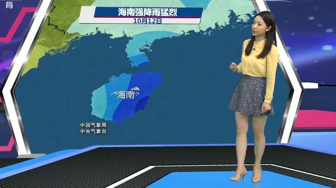 央视美女主持人惠风,黄色透视上衣配条纹小短裙主持《天气体育》