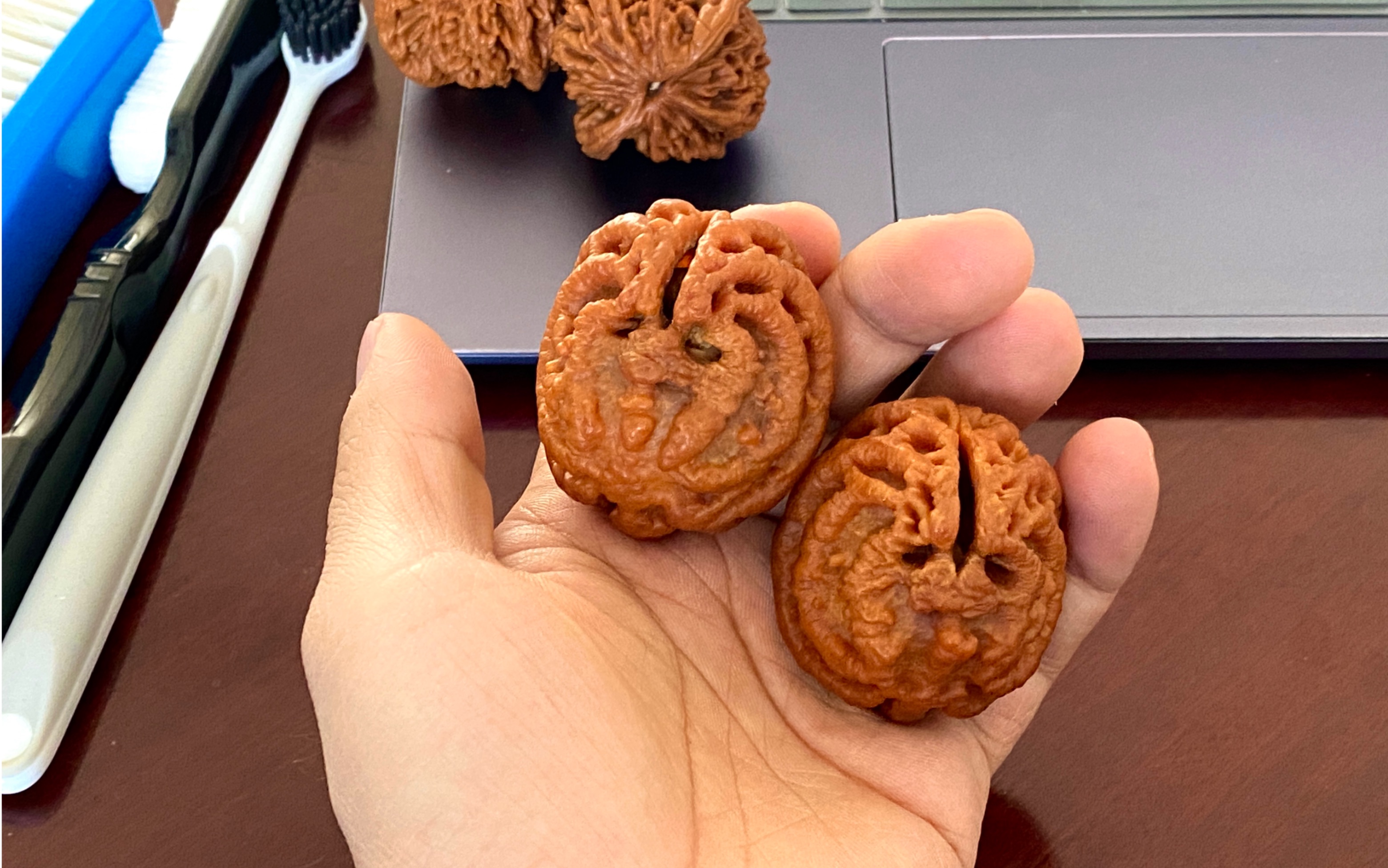 新入手的一对乾坤鬼脸,品相怎么样?