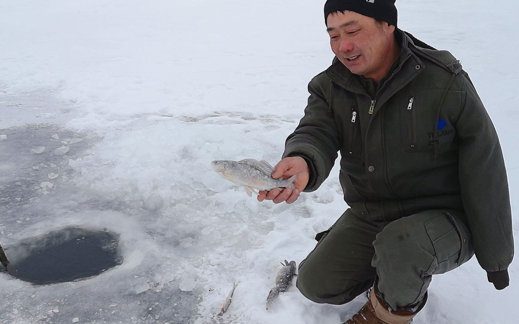 冬天的黑龙江,冰天雪地怎么捕鱼呀?看看最北方农村破冰下网捕鱼哔哩哔哩bilibili