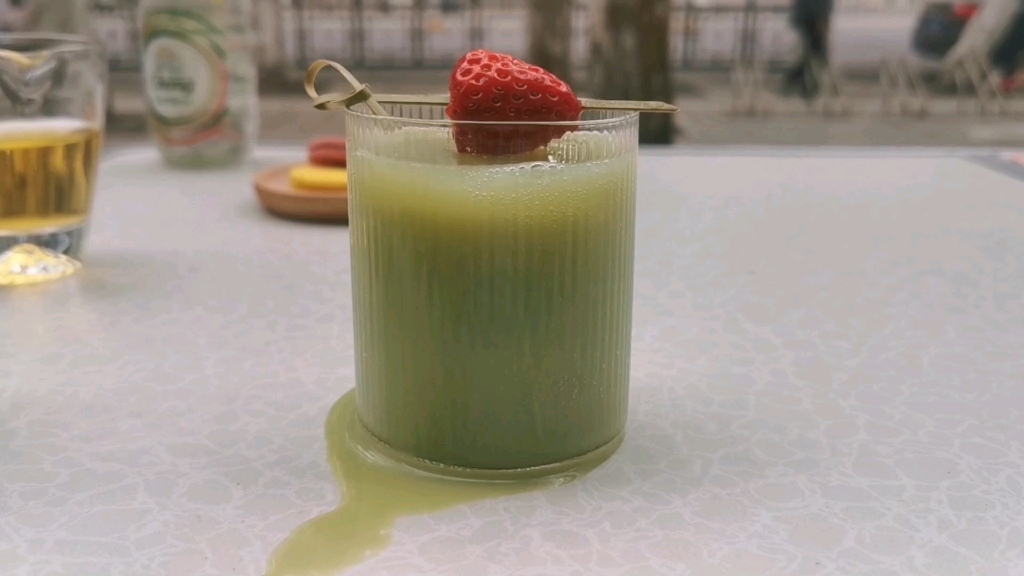 春天的一杯青汁奶茶