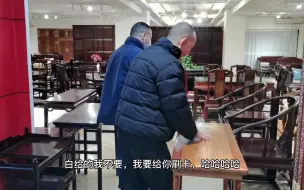 Скачать видео: 血檀和小叶紫檀分不清楚？买红木家具要上手，这招很管用