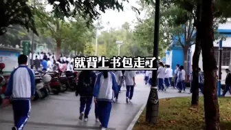 Descargar video: 原来初中是没有毕业典礼的，中考完那天，大家连再见都没说，就背上书包走了，原来毕业后再也不会再见面了，也是真的！