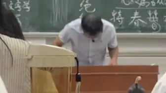 Скачать видео: 大学老师每次下课都给学生鞠躬，最后一堂课学生为他送上一束花