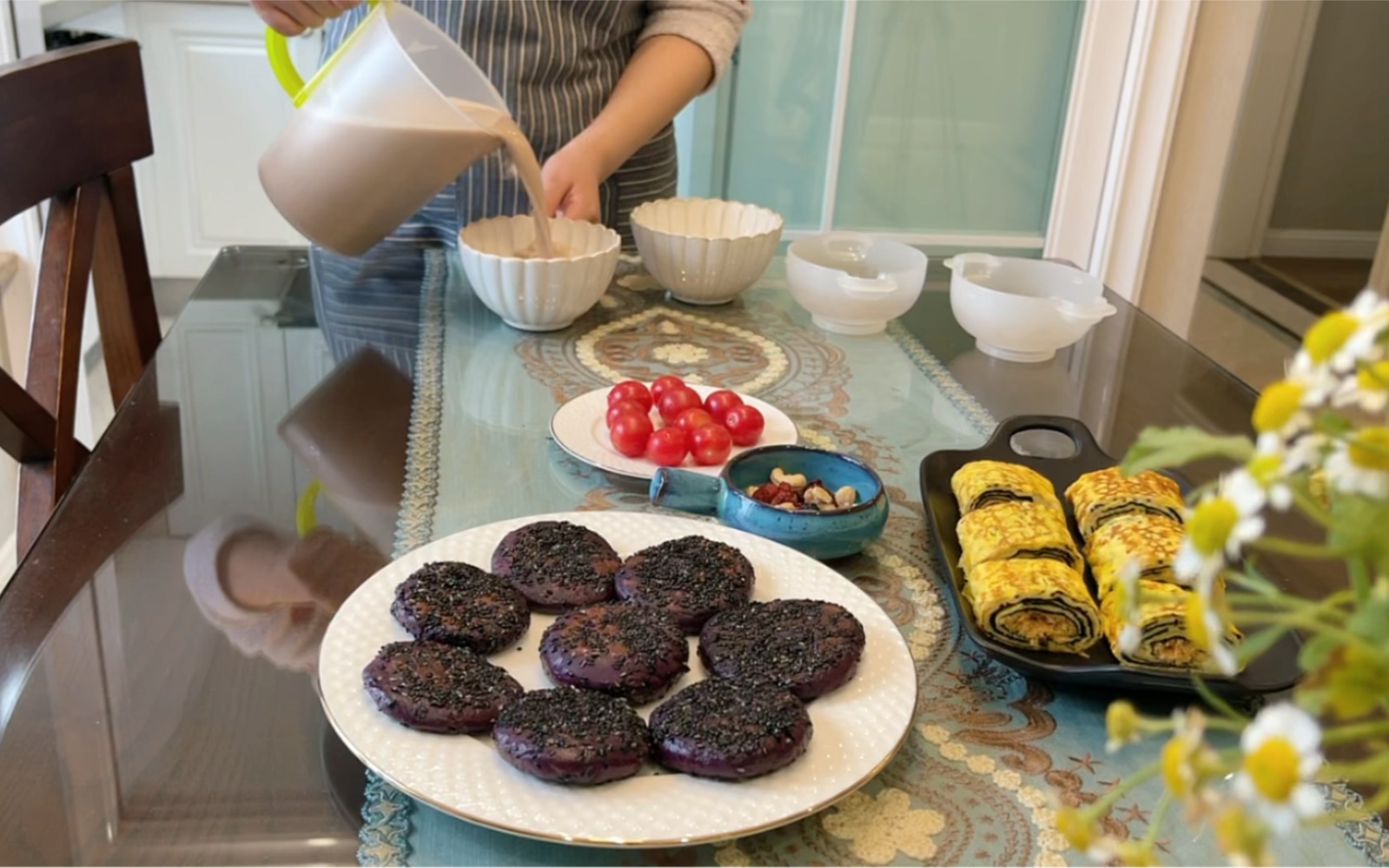 宝妈的晨间日常,给孩子们做营养美味早餐今日早餐菜单分享:肉松芝士厚蛋烧、香蕉紫薯饼、核桃豆浆、小番茄、坚果.简简单单家常菜.哔哩哔哩bilibili