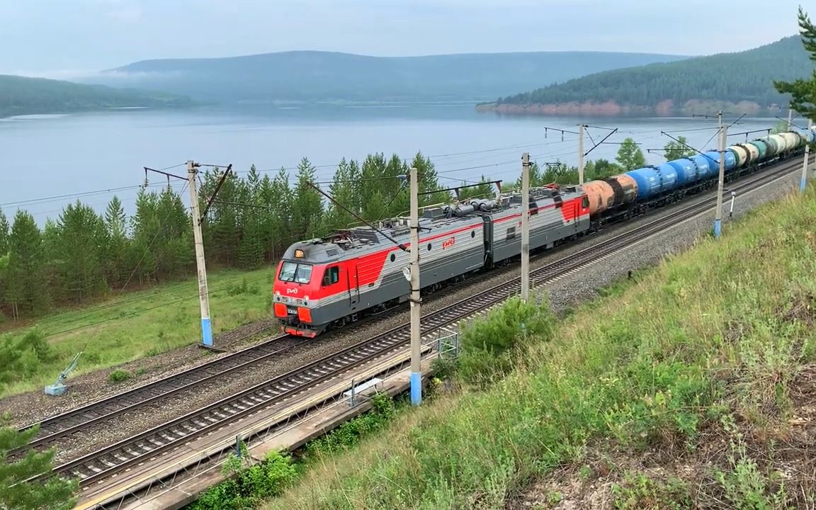 美丽大自然上的俄罗斯货运列车